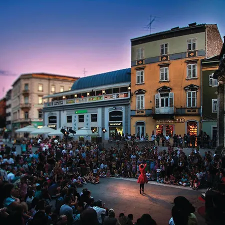 3 Bedroom Gorgeous In Vikendica