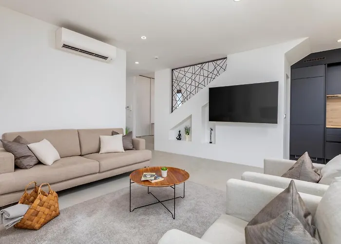 3 Bedroom Gorgeous In Holiday home Pula