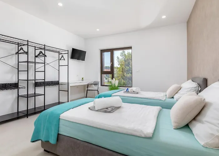 3 Bedroom Gorgeous In Holiday home Pula